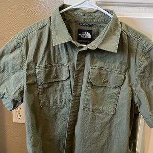The North Face Men’s L Shirt Button Down Army Green Cargo Summer